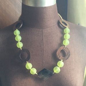 🆕 Handmade necklace with wood and shell detail